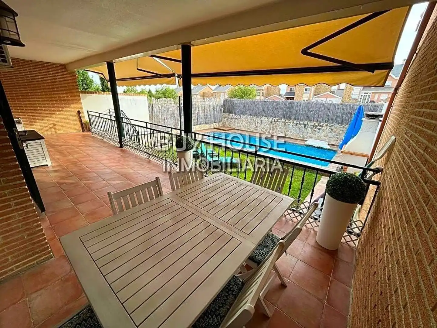 Chalet con piscina en venta en Calle Madeira 17, imagen 2