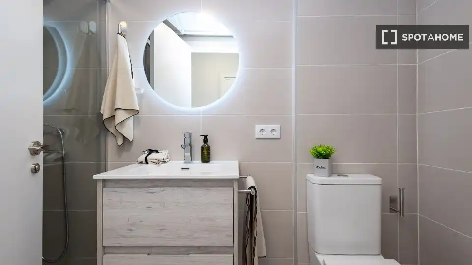 Bathroom of Flat for rent in Valencia  with Air Conditioner, Heating and Furnished