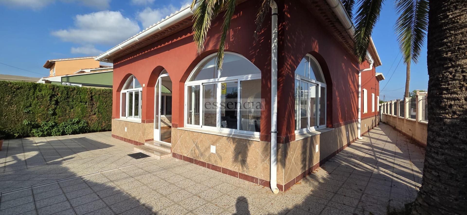 Vista exterior de Casa o xalet en venda en Oliva amb Aire condicionat, Jardí privat i Terrassa