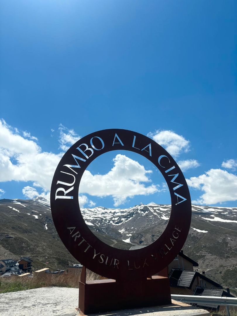 Vista exterior de Casa adosada en venda en Sierra Nevada amb Jardí privat, Moblat i Rentadora