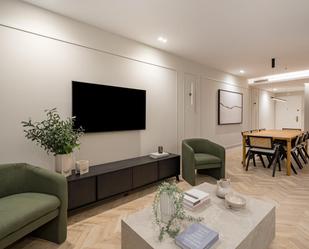 Sala d'estar de Pis en venda en  Madrid Capital amb Aire condicionat, Piscina i Balcó