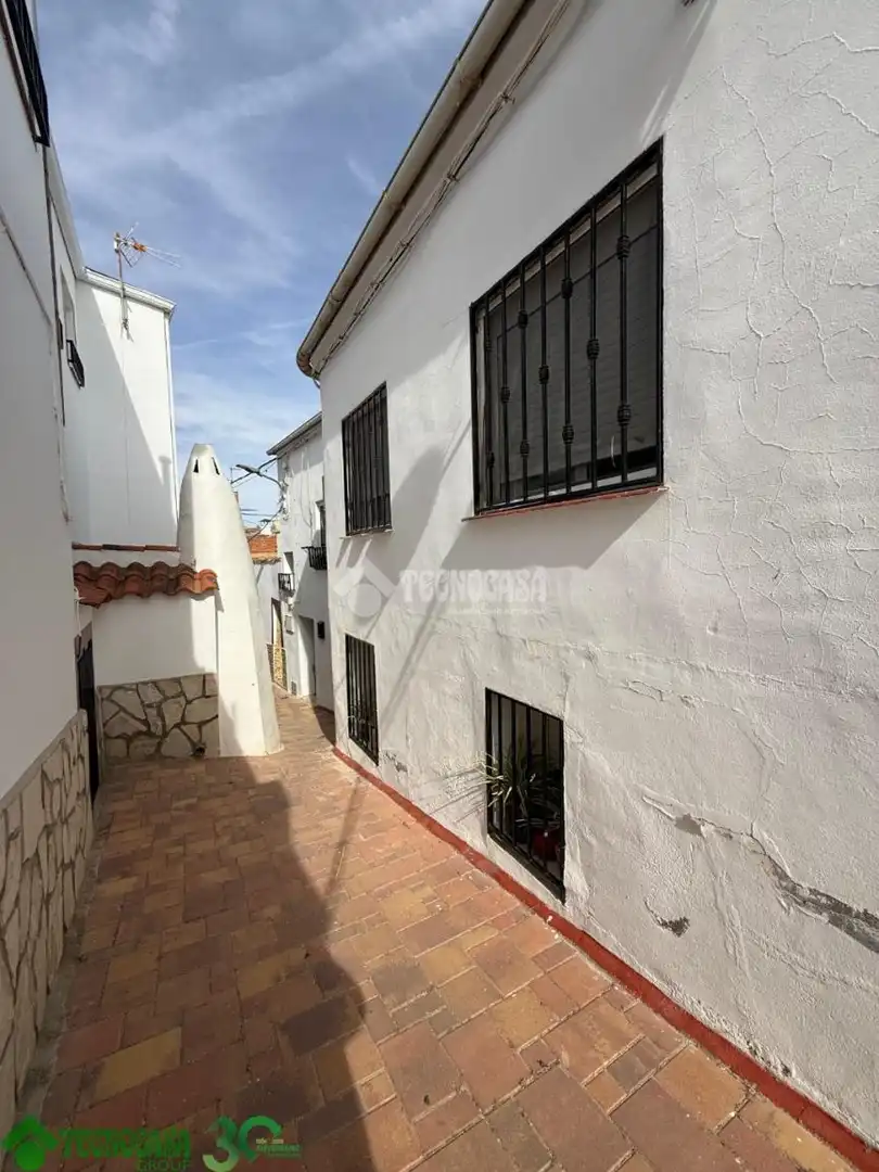 Vista exterior de Casa adosada en venta en Santa Cruz de la Zarza con Aire acondicionado, Alarma y Piscina comunitaria
