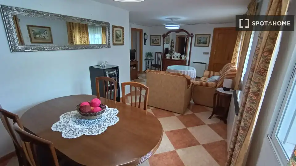Menjador de Apartament per a compartir en Fuente Vaqueros amb Aire condicionat, Terrassa i Moblat