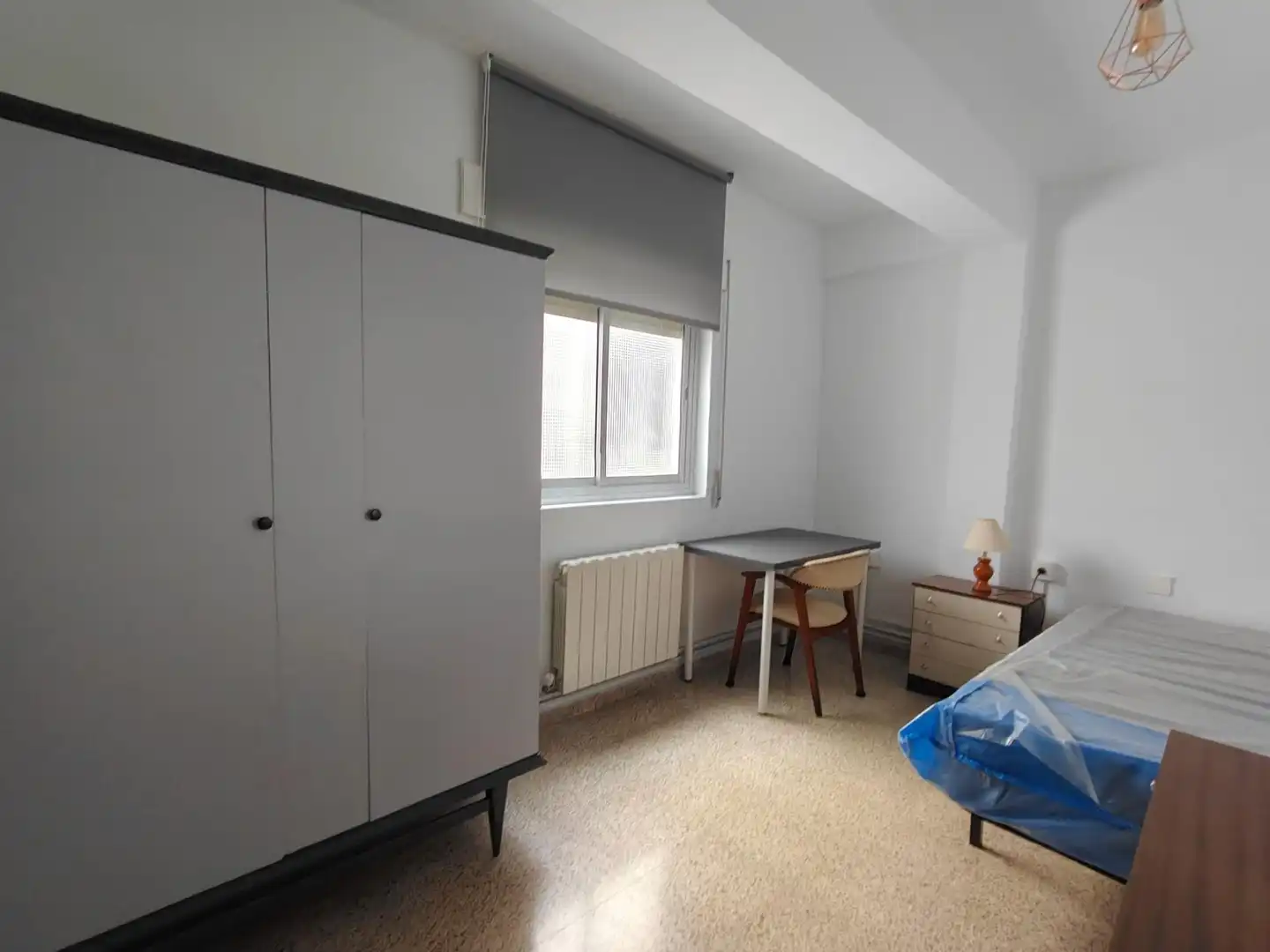 Habitación de Piso para compartir en Granada con Calefacción, Amueblado y Balcón