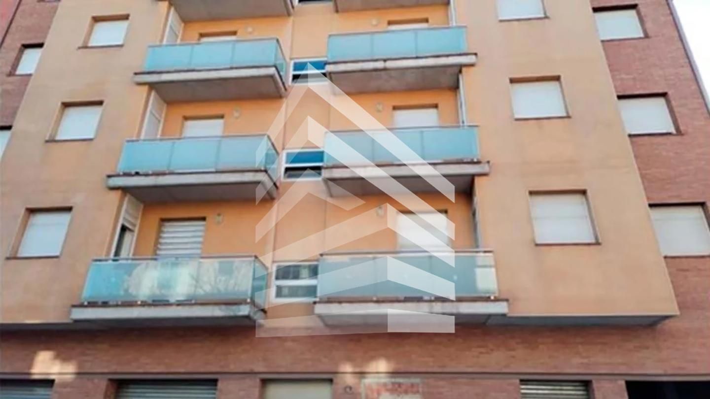 Vista exterior de Edifici en venda en Manresa