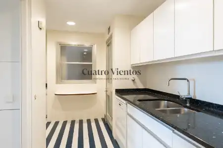 Cuina de Pis de lloguer en Barcelona amb Aire condicionat, Calefacció i Parquet