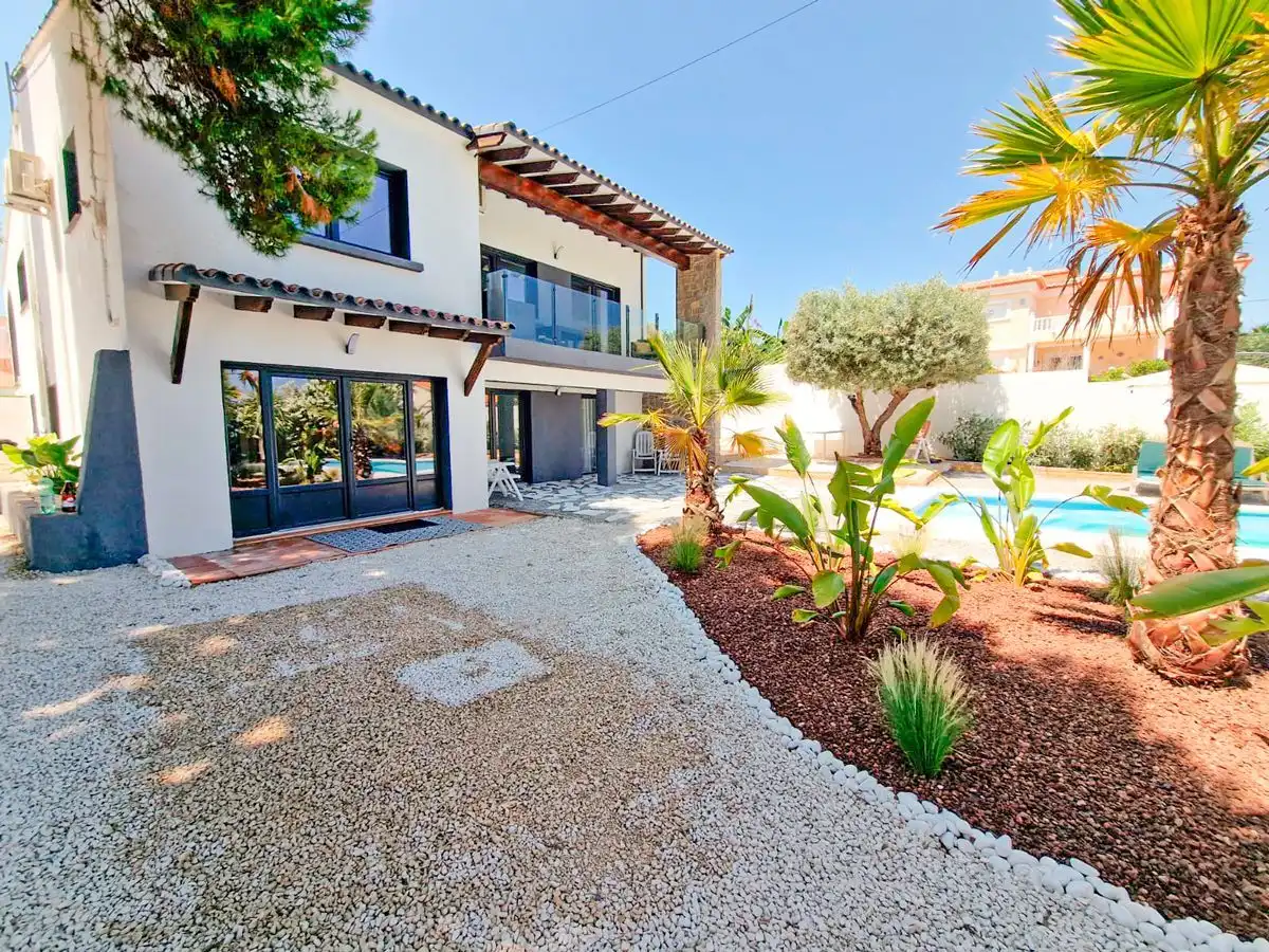 Casa con piscina en venta en Marisol Park - Ortembach - Los Almendros