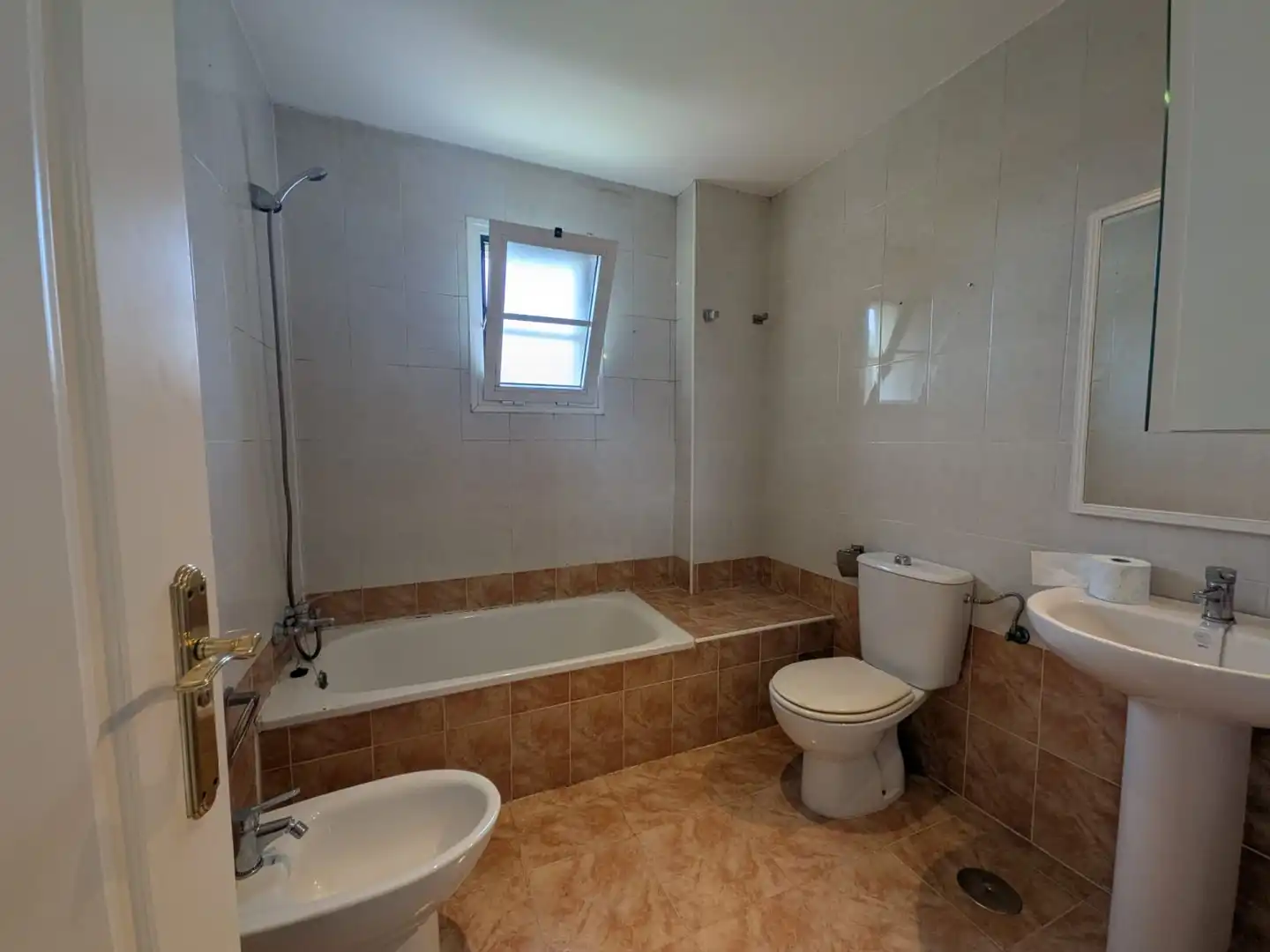 Baño de Casa adosada en venta en Aznalcázar con Aire acondicionado y Terraza