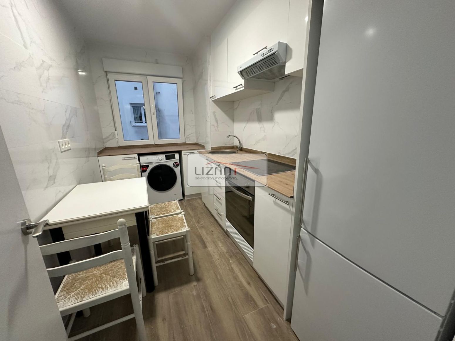 Cuina de Pis de lloguer en Oviedo  amb Calefacció, Terrassa i Moblat