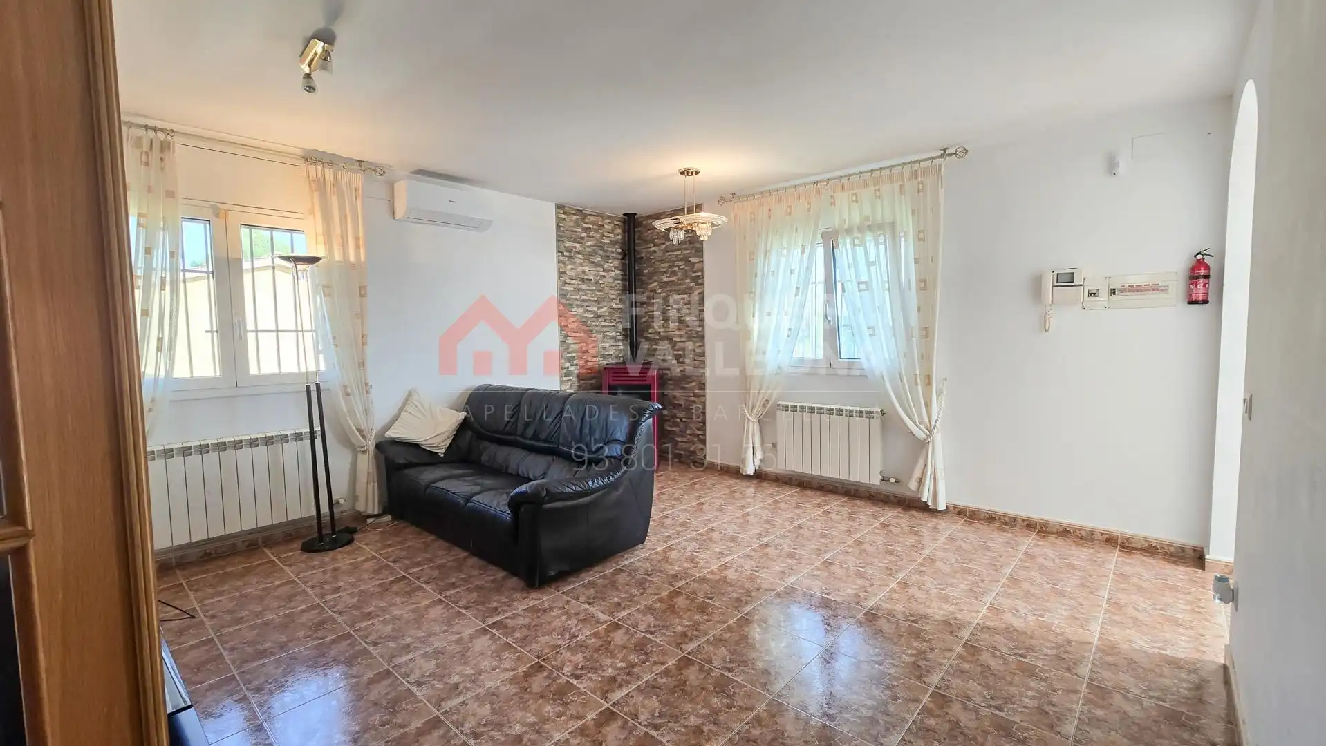 Sala d'estar de Casa o xalet en venda en La Torre de Claramunt amb Aire condicionat, Calefacció i Jardí privat