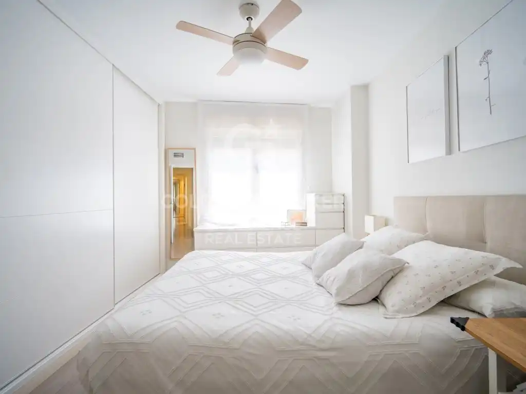 Bedroom of Flat for sale in Valencia  with Air Conditioner, Terrace and Community pool