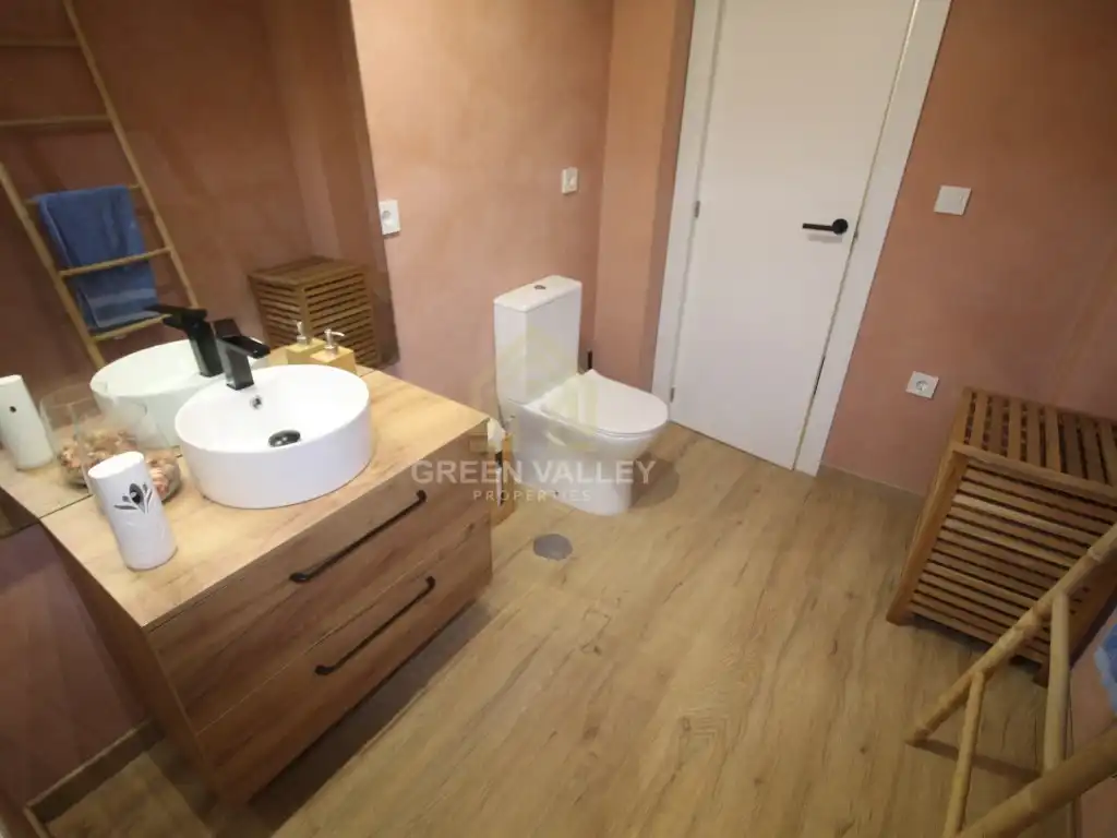 Badezimmer von Wohnungen zum Verkauf in Sotogrande mit Klimaanlage, Heizung und Privatgarten