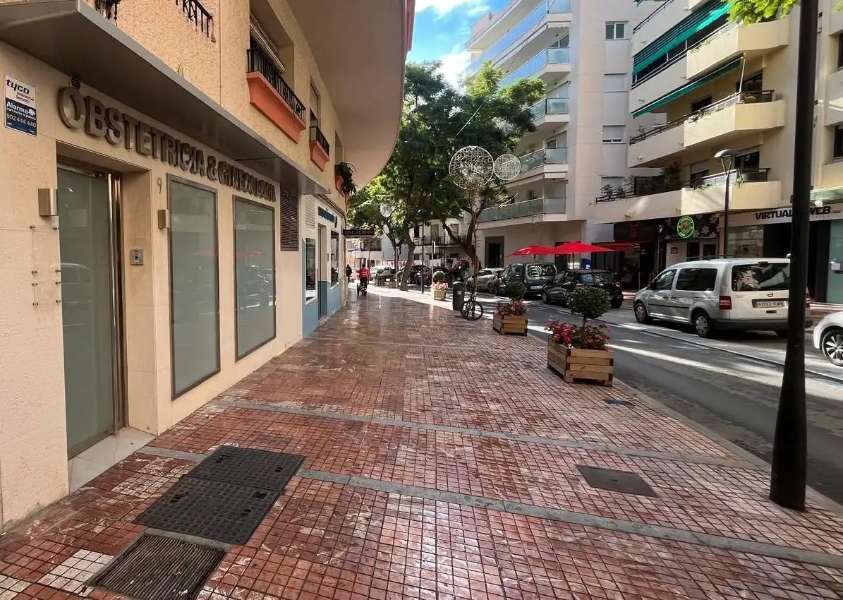 Vista exterior de Local en venda en Marbella amb Aire condicionat i Moblat