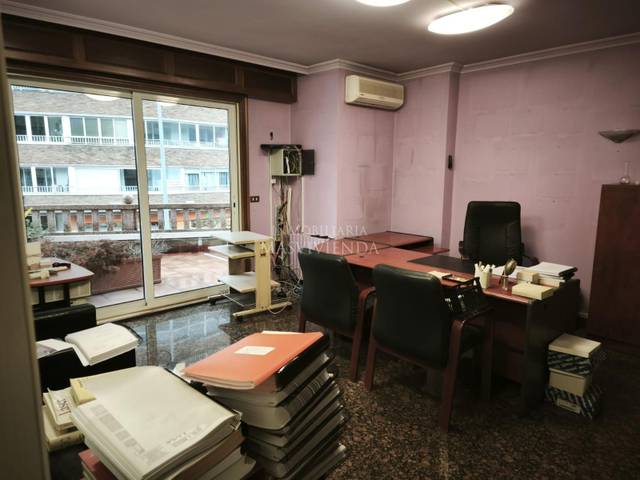 Oficina en Alquiler en Camelias en O Castro