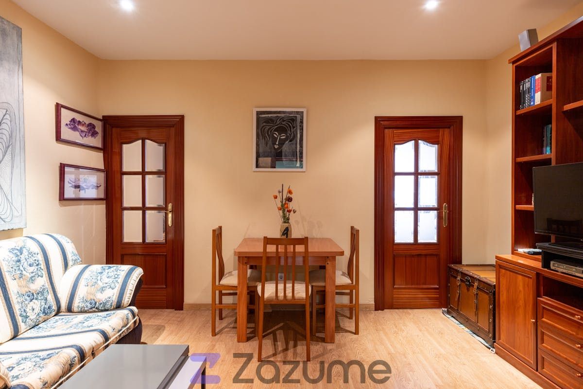 Living room of Flat to rent in  Madrid Capital  with Air Conditioner, Heating and Parquet flooring