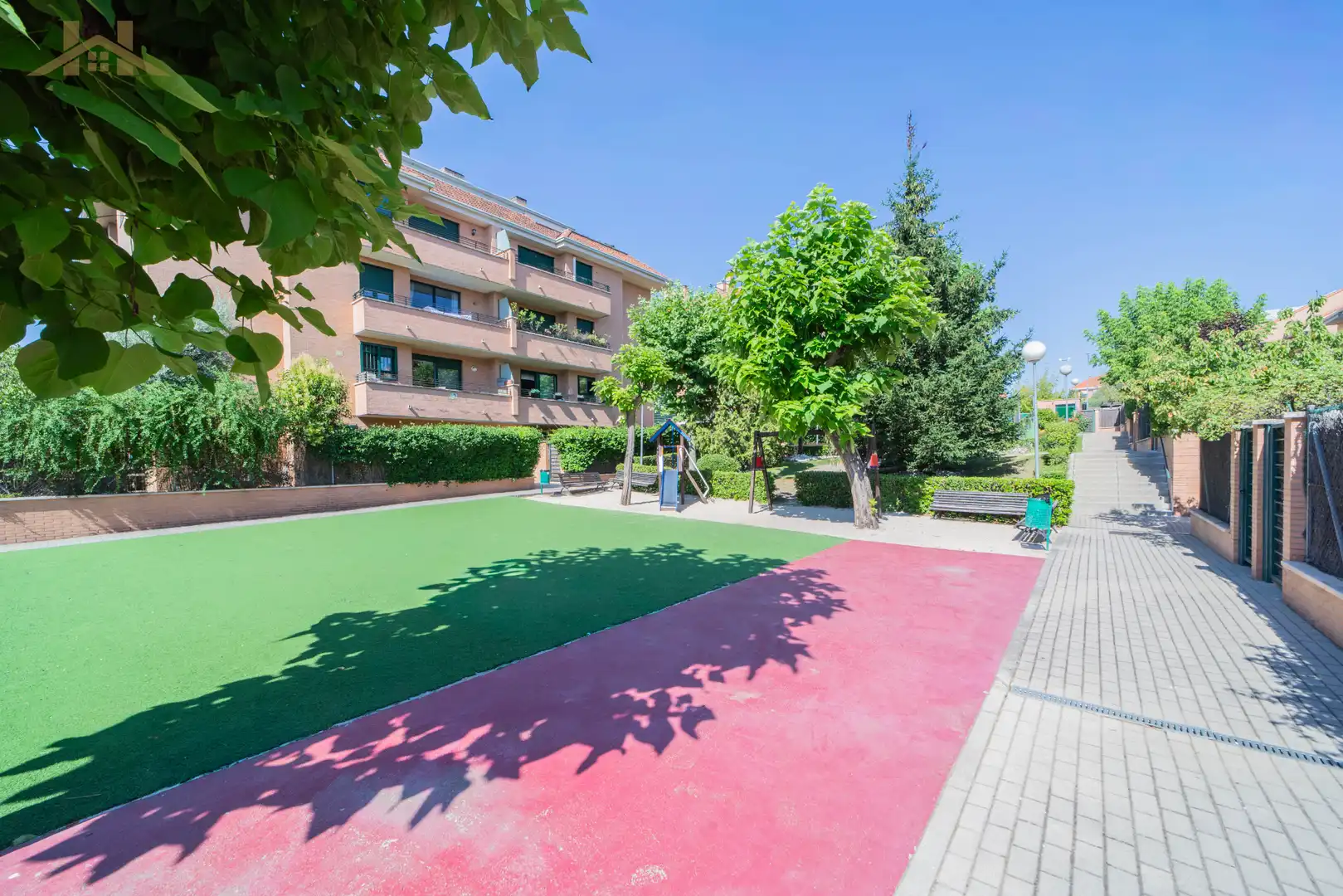 Vista exterior de Piso en venta en Boadilla del Monte con Aire acondicionado, Calefacción y Jardín privado