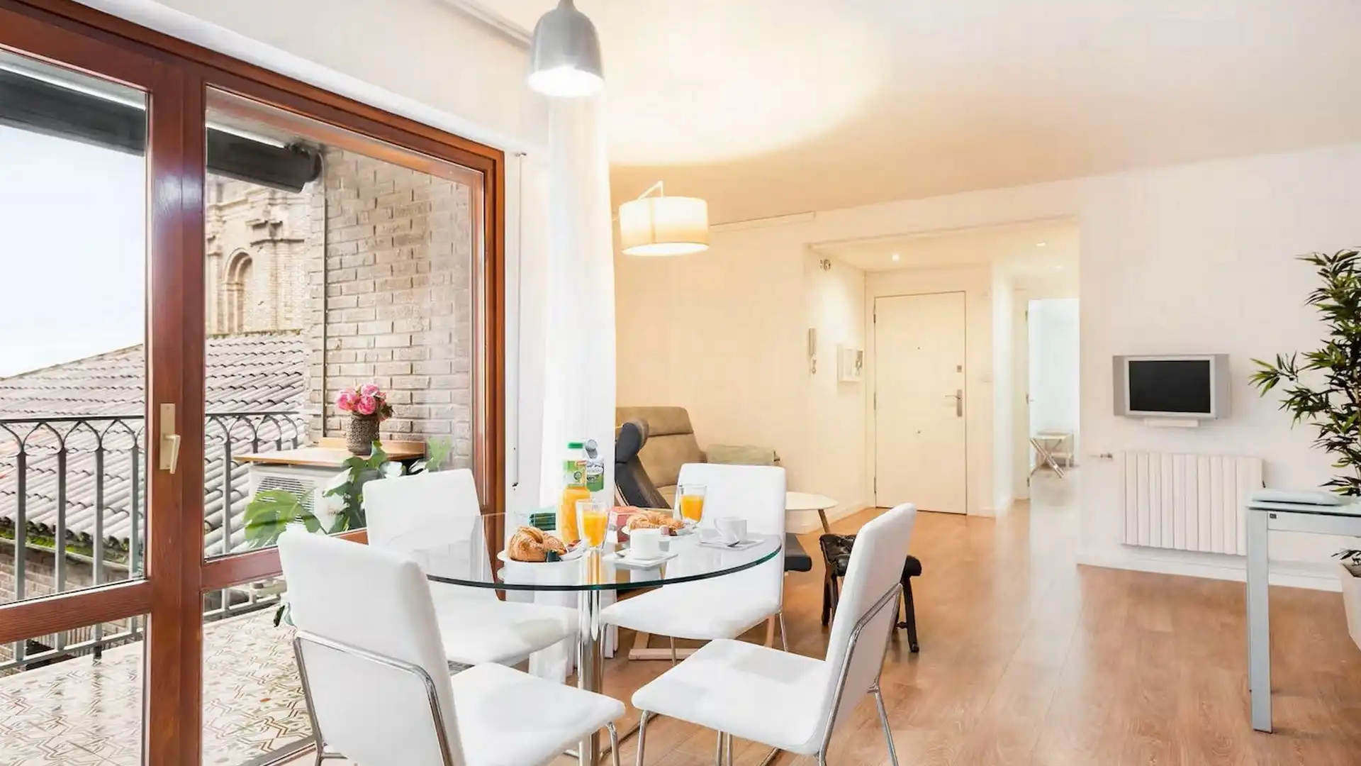 Menjador de Apartament de lloguer en  Zaragoza Capital amb Aire condicionat, Calefacció i Jardí privat