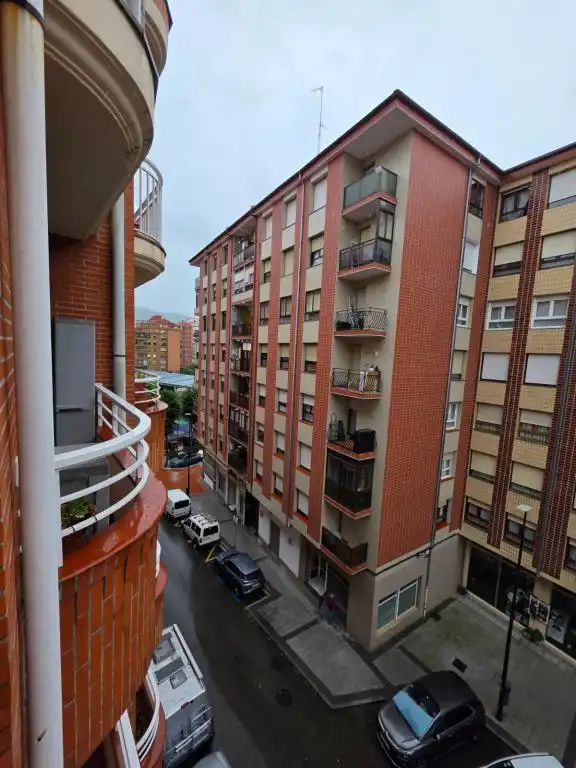 Vista exterior de Pis en venda en Barakaldo  amb Calefacció, Traster i Balcó