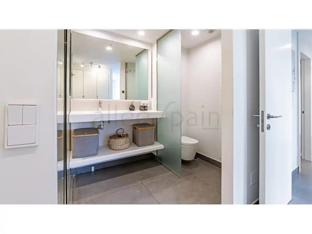 Bany de Apartament en venda en Fuengirola amb Jardí privat, Moblat i Piscina comunitària