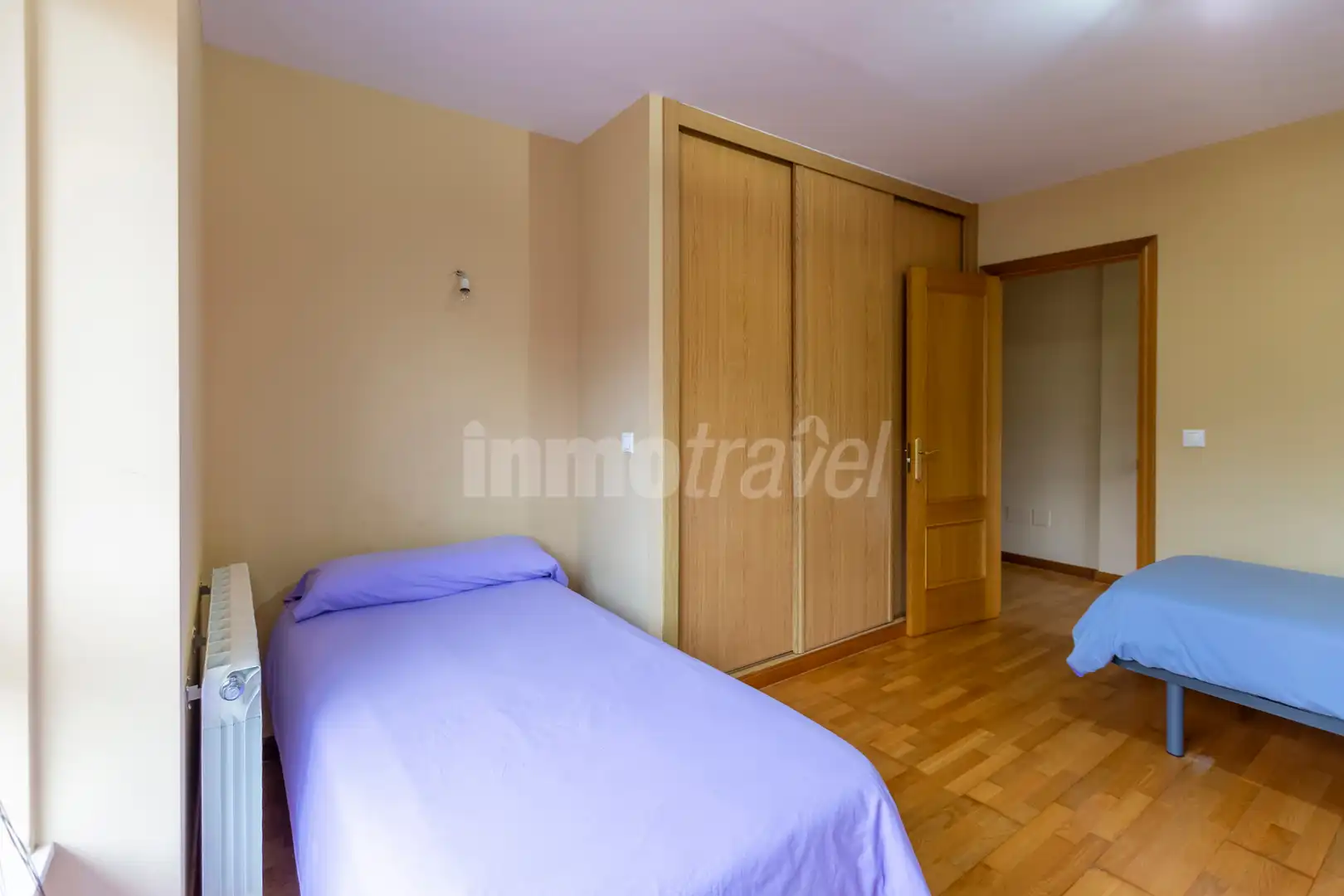 Schlafzimmer von Haus oder Chalet zum Verkauf in Sanxenxo mit Heizung, Privatgarten und Parkett