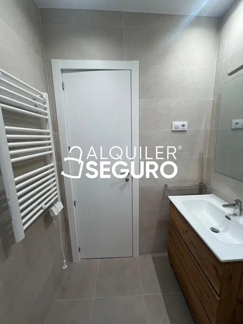 Baño de Piso de alquiler en Alcobendas con Aire acondicionado, Calefacción y Terraza
