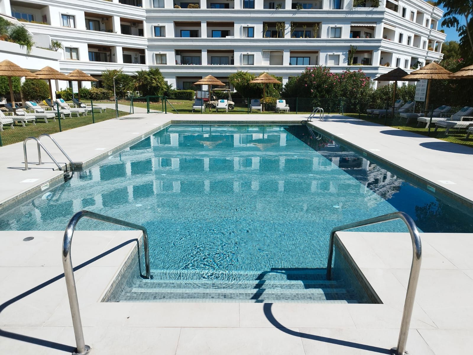 Piscina de Pis en venda en Marbella amb Aire condicionat, Terrassa i Moblat