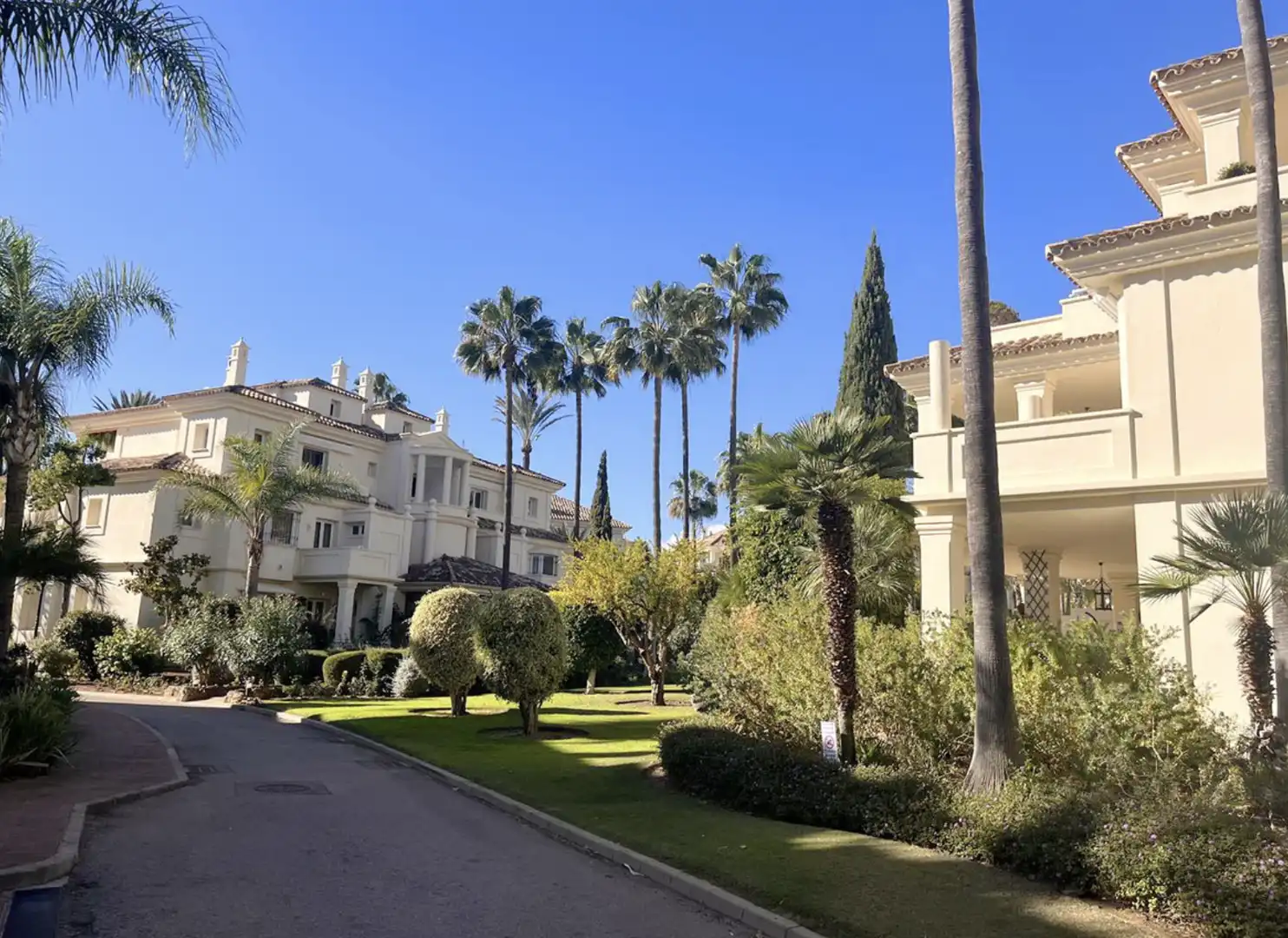 Vista exterior de Ático en venta en Marbella con Aire acondicionado, Terraza y Amueblado