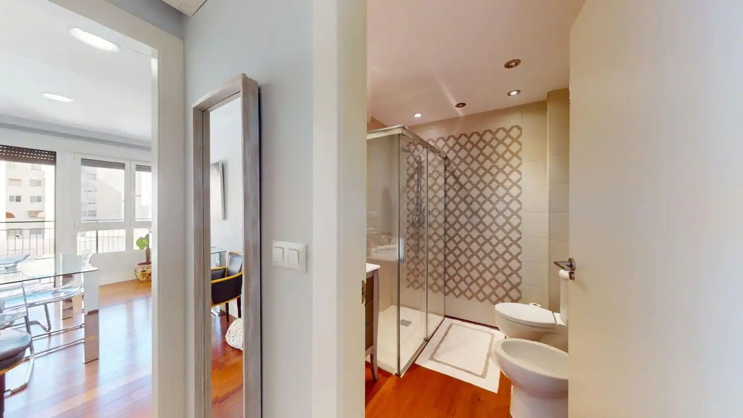Badezimmer von Wohnung zum Verkauf in Alicante / Alacant mit Klimaanlage, Heizung und Balkon