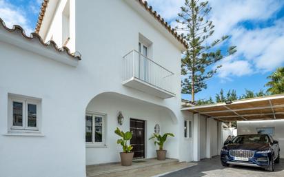 Vista exterior de Casa o xalet en venda en Estepona amb Aire condicionat, Jardí privat i Terrassa