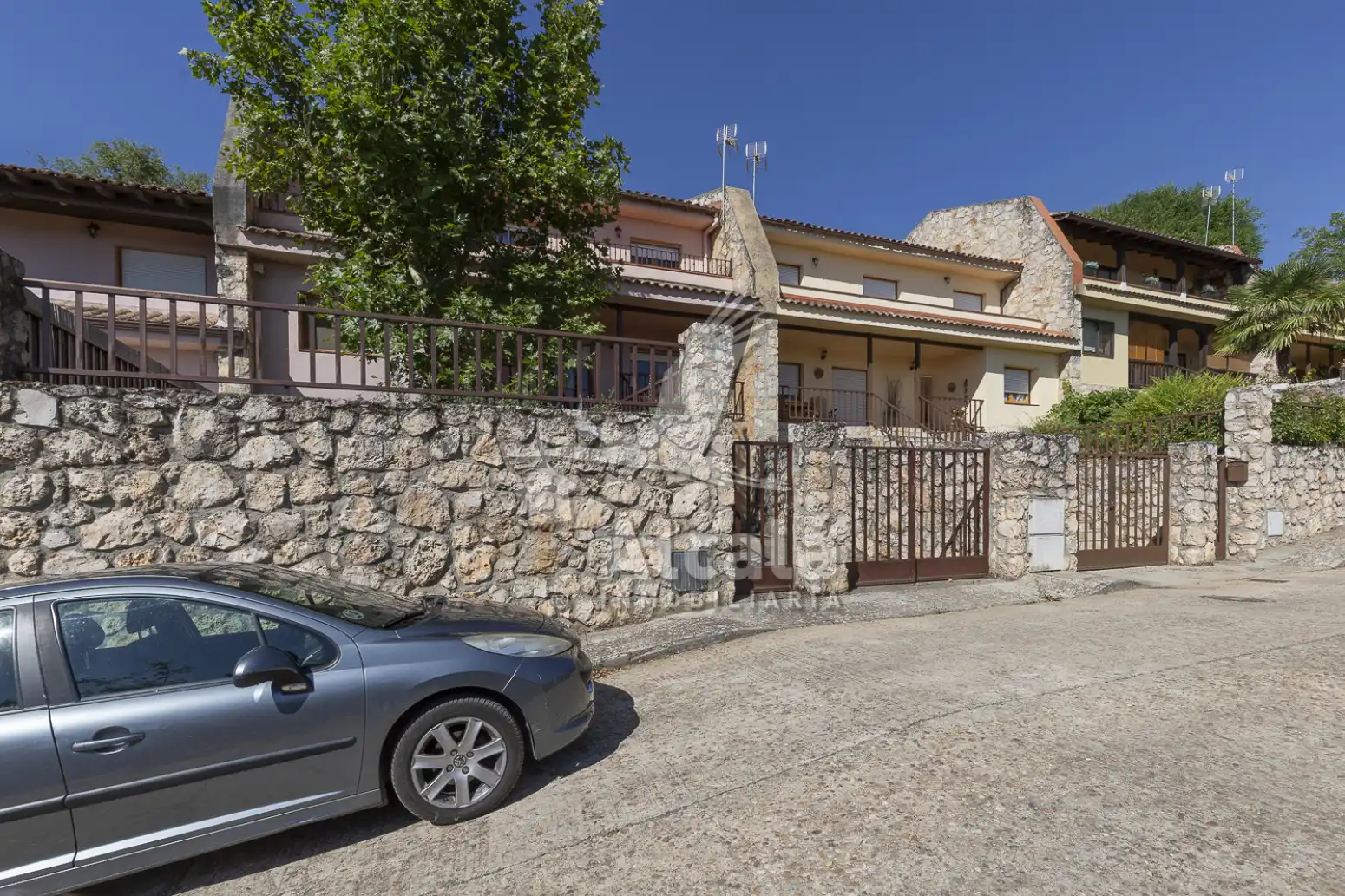 Vista exterior de Casa adosada en venda en Alocén amb Calefacció