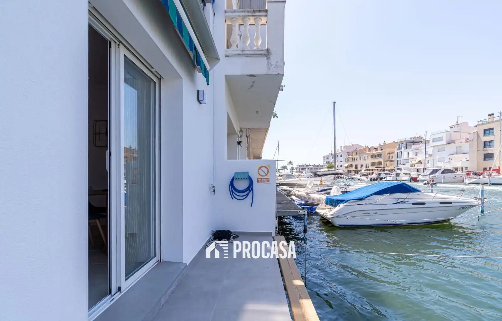 Vista exterior de Casa adosada en venda en Empuriabrava amb Aire condicionat, Calefacció i Traster