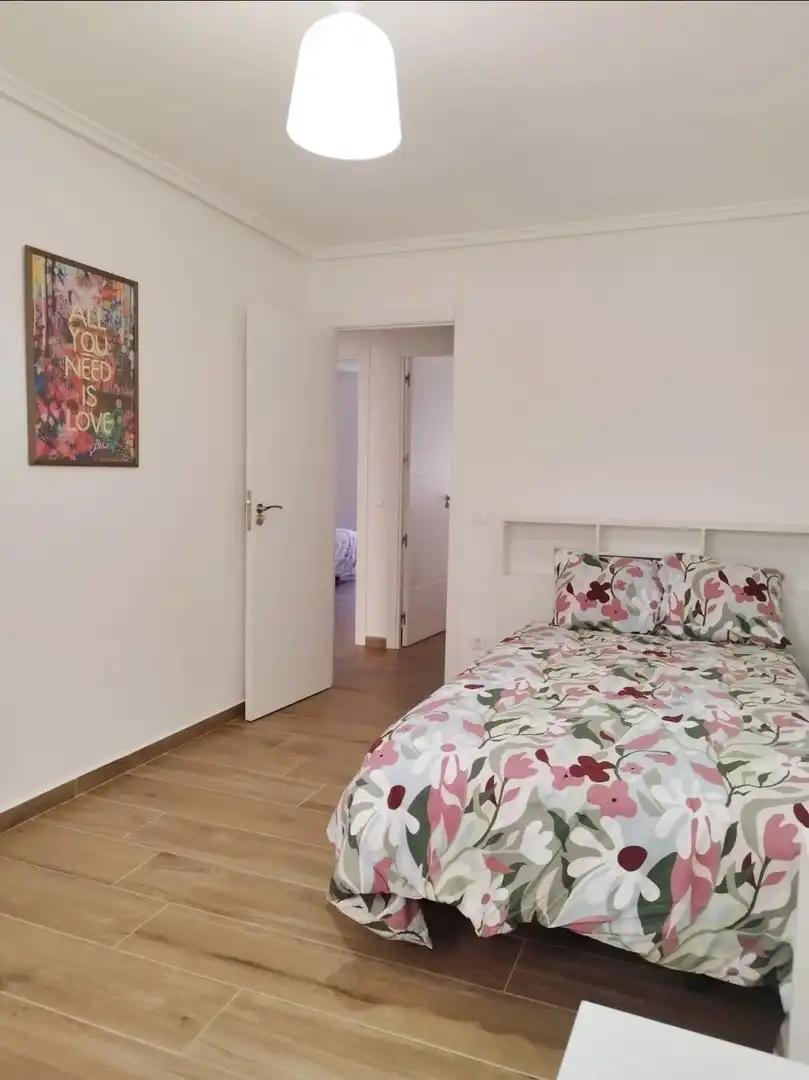 Room in Calle de las Milicias, 4, Santo Tomás