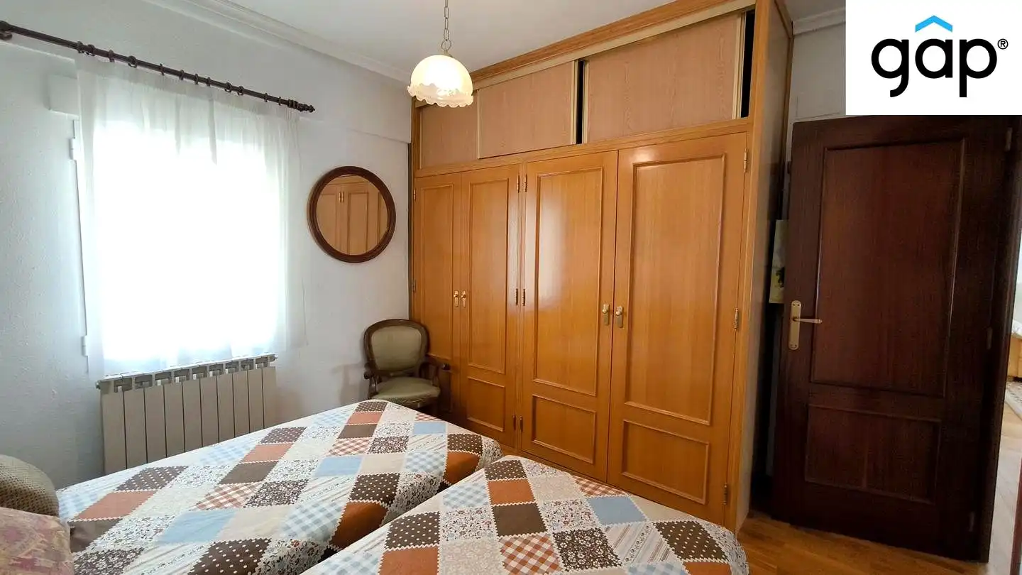 Schlafzimmer von Wohnung zum Verkauf in Cuenca mit Klimaanlage, Heizung und Parkett