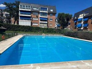 Swimming pool of Flat for sale in Majadahonda  with Air Conditioner, Heating and Private garden