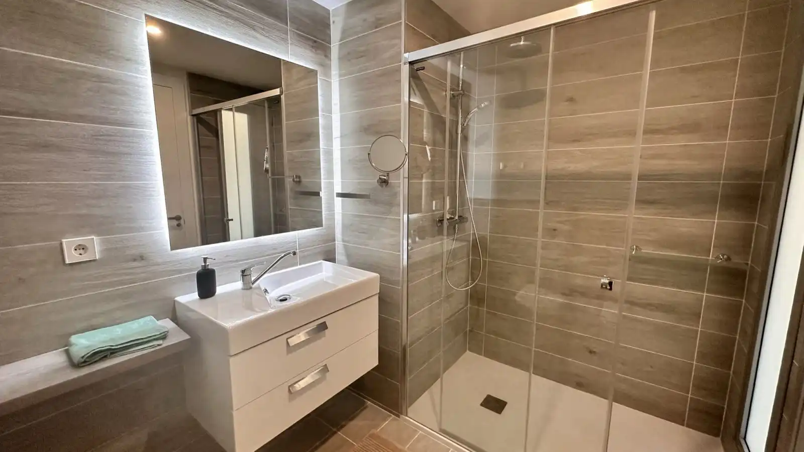 Baño de Piso de alquiler en Estepona con Aire acondicionado, Terraza y Amueblado