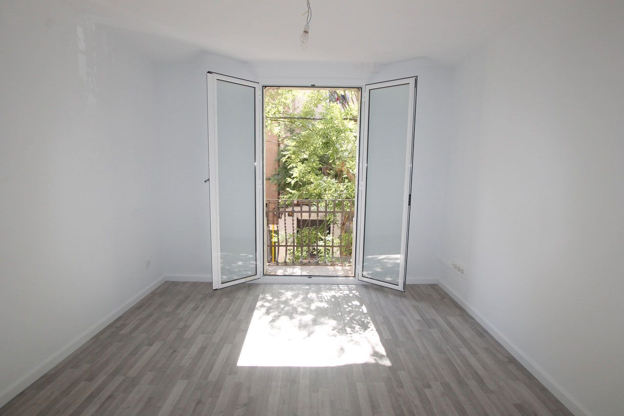 Dormitori de Pis de lloguer en  Barcelona Capital amb Forn, Balcó i Es permeten mascotes