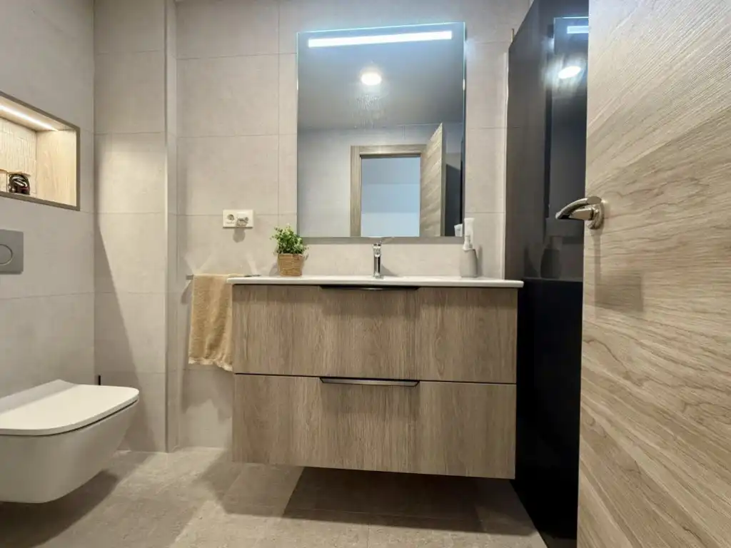 Badezimmer von Wohnung zum Verkauf in Benicasim / Benicàssim mit Ofen und Mikrowelle