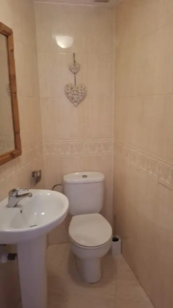 Baño de Piso de alquiler en L'Alfàs del Pi con Aire acondicionado, Horno y Microondas