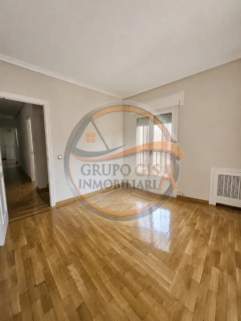 Sala d'estar de Pis en venda en Navalcarnero amb Aire condicionat, Calefacció i Parquet