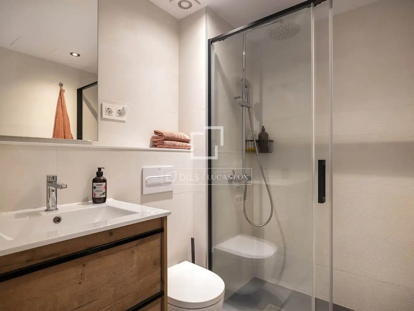 Badezimmer von Wohnung zum Verkauf in Barcelona mit Klimaanlage, Heizung und Terrasse