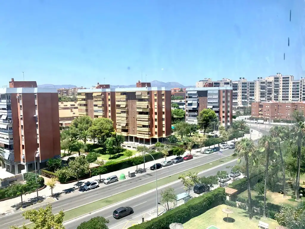 Vista exterior de Apartament en venda en Alicante / Alacant amb Aire condicionat, Terrassa i Moblat