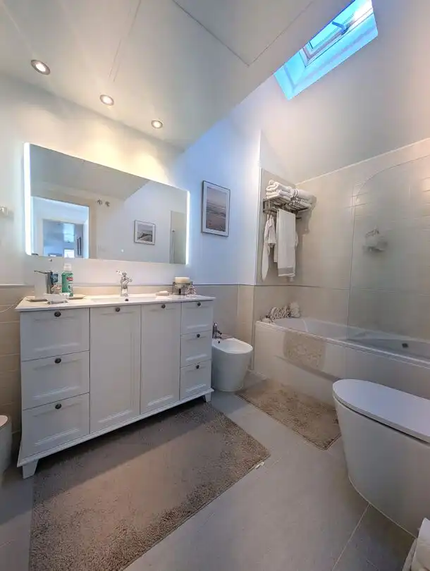 Badezimmer von Dachboden zum Verkauf in La Alcaidesa mit Klimaanlage, Heizung und Terrasse