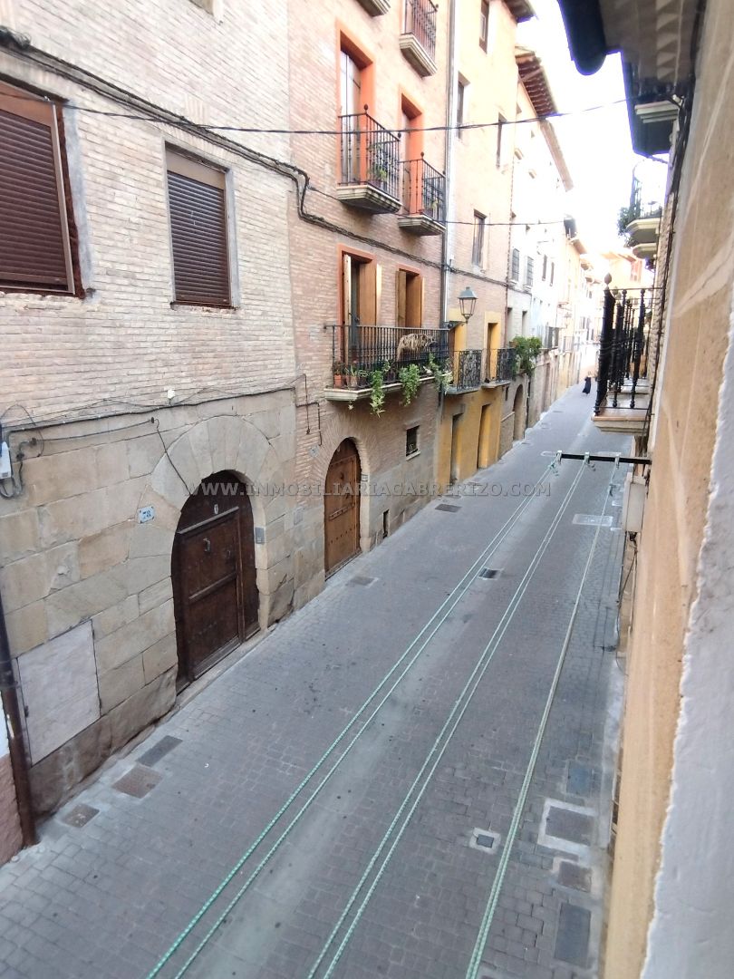 Vista exterior de Casa adosada en venda en Puente la Reina / Gares amb Calefacció