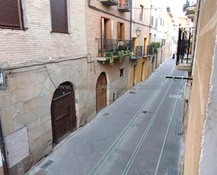 Vista exterior de Casa adosada en venda en Puente la Reina / Gares amb Calefacció