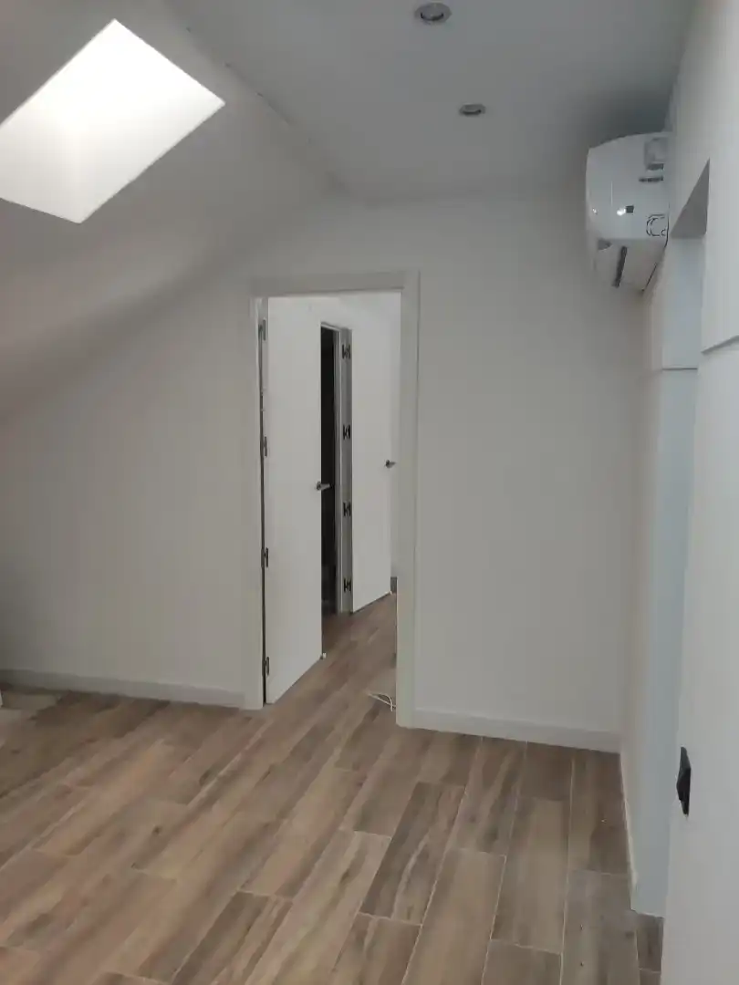 Schlafzimmer von Dachboden zur Miete in Barcelona mit Klimaanlage