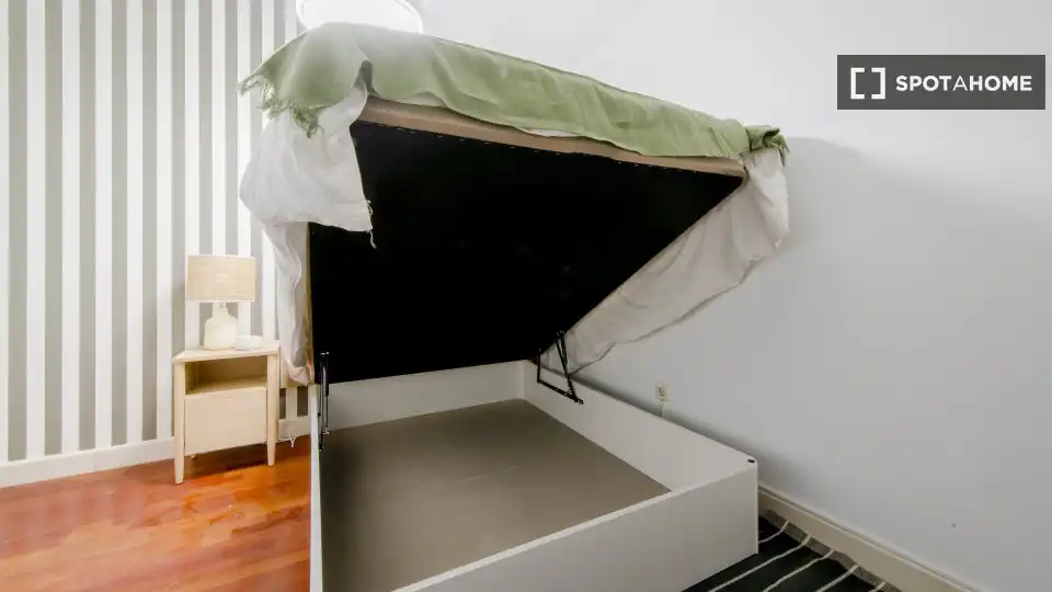 Bedroom of Flat for share in Madrid  with Air Conditioner, Heating and Furnished