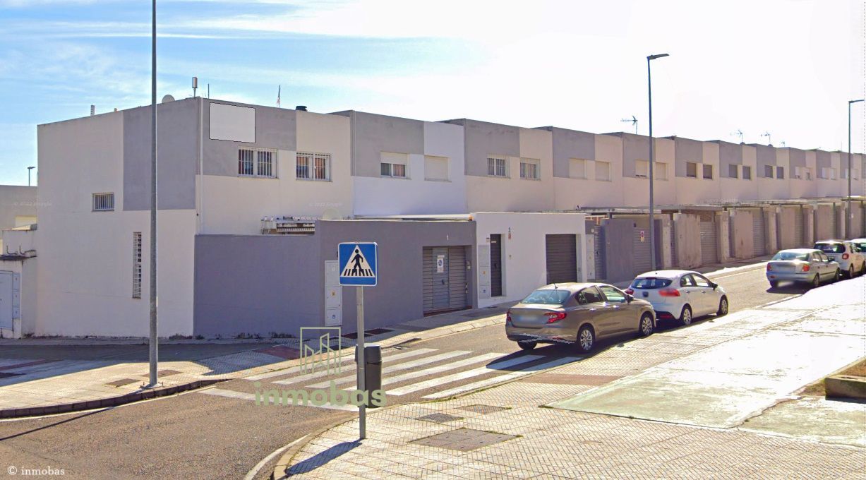 Vista exterior de Casa adosada en venda en Badajoz Capital amb Aire condicionat, Calefacció i Traster
