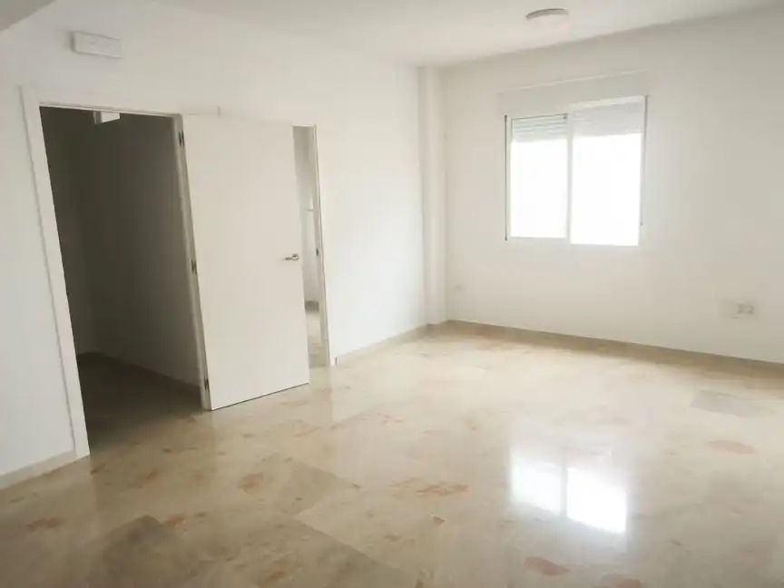 Schlafzimmer von Büro zum Verkauf in Gines mit Klimaanlage und Heizung