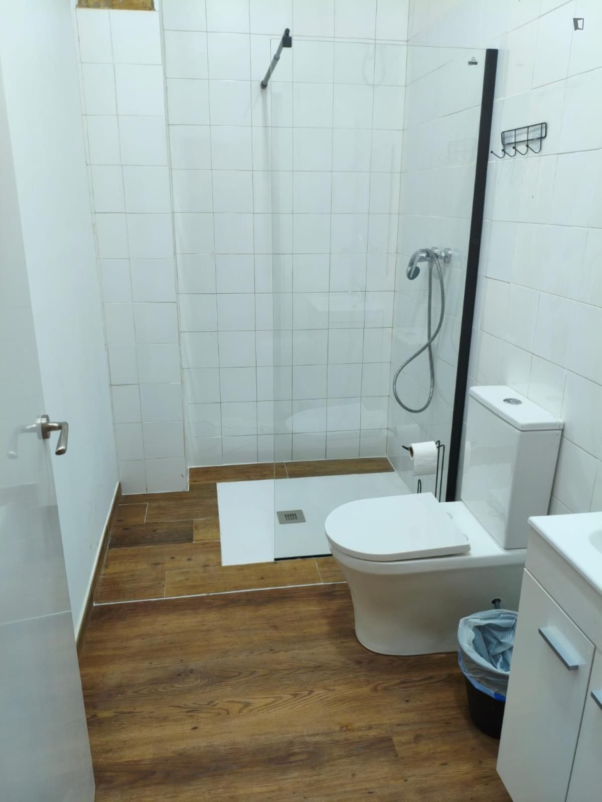Baño de Estudio de alquiler en  Valencia Capital con Amueblado, Lavadora y Microondas