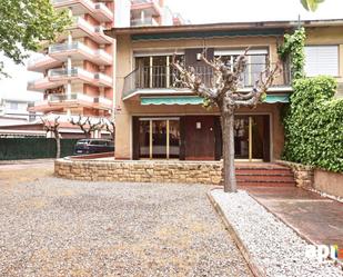 Vista exterior de Casa adosada en venda en Salou amb Aire condicionat, Jardí privat i Terrassa